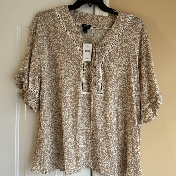 Buckle Tops - NWT BEAUTIFUL BUCKLE FLOWY FLOWER SHORT SLEEVE BLOUSE LACED EYELET FRONT SZ XXL